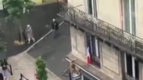 Islamists and Antifa in France storm with stones for a house in Nantes because