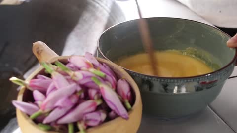 White Flowers and Broad Bean Soup - Crispy White Flower Buds