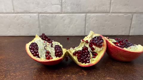 eat pomegranate right