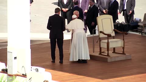 Pope struggles with leg pain at general audience