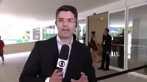 Homem grita "Globo lixo" ao vivo no Jornal Hoje