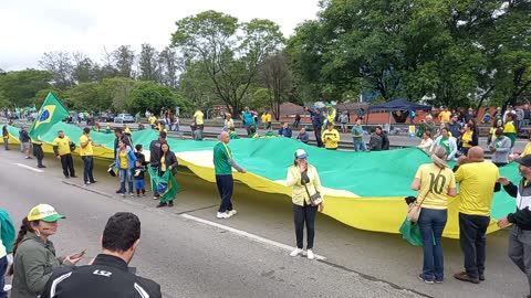Patriotas extendem a bandeira verde e amarela na via Dutra