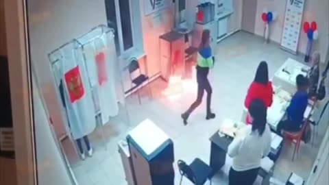 🔥👀 In the Volgograd region, a woman threw a Molotov cocktail at one of the