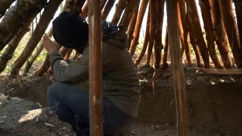 Survival_ Bushcraft wood structure, clay roof