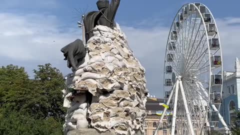 Statues wrapped in Kyiv during war