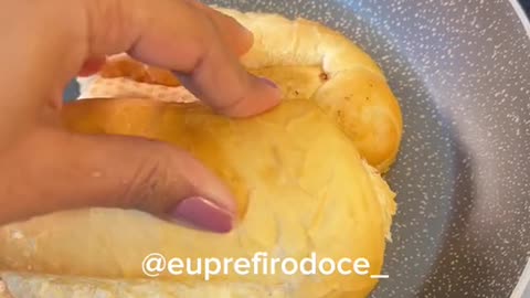 Variando um pouco no Pão com Ovo do café da manha. Ficou perfeito 🤤 Bom dia! 🫶🏾🥖🍳☕️