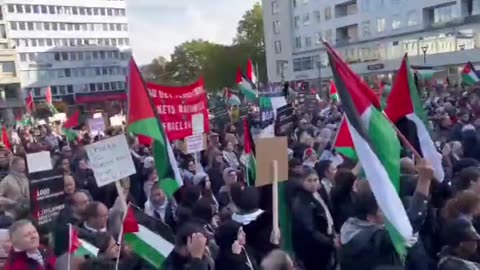 Massive demonstration today in Sweden's 3rd largest city Malmö against Israel.