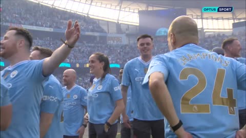 4 IN A ROW : Manchester City lift a premier league trophy