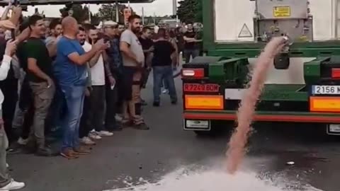 agriculteurs attaquent un camion étranger #pourtoi #routierfrancais #camions #agriculteur #colère