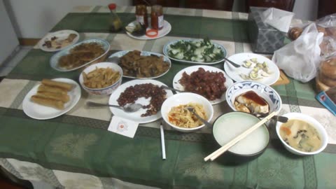 Luodong Shows Family Meal And Teaches Chi 20 Word