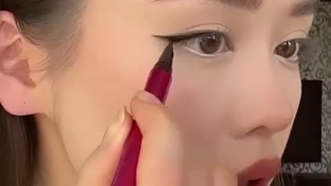 Correct way to make your eyeliner
