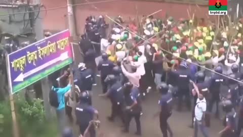 Bangladesh: protesters break police line during huge anti government demonstrations Sept. 8/9, 2022