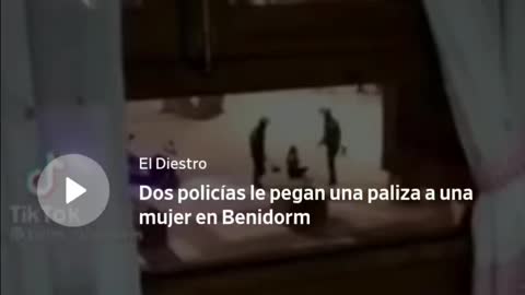 DOS POLICIAS MUNICIPALES DANDOLE UNA PALIZA A UNA MUJER POR NO LLEVAR MASCARILLA.EN BENIDORM,ESPAÑA