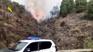 Emergency crews battle raging wildfire in Tenerife