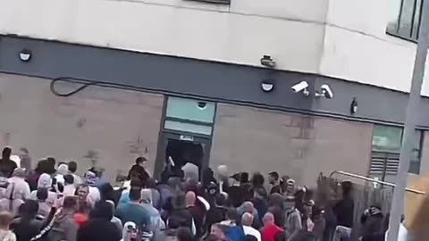⚠️🚨🚨UK riots developing attached on Migrant hotel