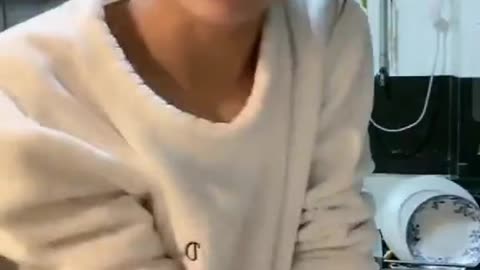 accidentally exposed herself while she was broadcasting a live video28