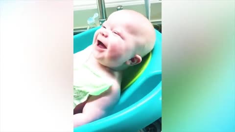 Laughing and happy baby during bath 😍😍🛁