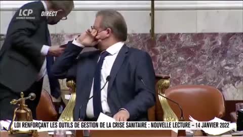 PRESSÉ DE FÊTER LA VICTOIRE DE LA SECTE COVID IL DEMANDE SI LE CHAMPAGNE EST AU FRAIS !!!