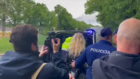Police in Latvia detained two girls in Victory Park who opposed the demolition of the monument