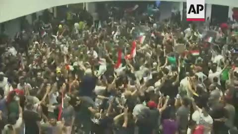 Protesters leave after storming Iraqi parliament