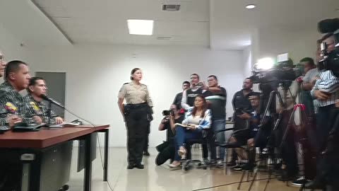 Captura de hombres que tomaron un canal de TV en Ecuador