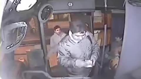 Bus driver fight with robber 💪