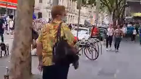 Melbourne Australia - Karen flips out over the Freedom rally happening