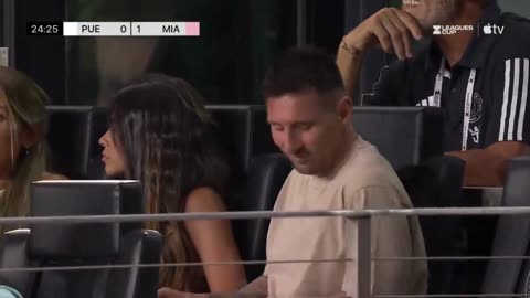 Antonela side eyeing Messi while he’s using his phone 😂