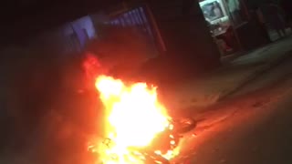 Motocicleta, al parecer de una pareja de ladrones, se incendió en Bucaramanga
