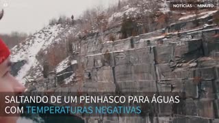 Salto destemido a 30 metros de altura sobre as águas geladas