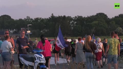 La rabbia anti-migranti cresce in Olanda.I residenti olandesi autoctoni hanno organizzato una marcia di protesta contro la presenza di centinaia di migranti che cercano riparo fuori da un centro di asilo sovraffollato.