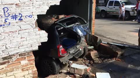 Volqueta se rodó, estrelló a tres vehículos más y tumbó un muro en Santander