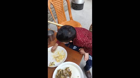 Chhota baccha kaise khana khata hai aur Kitna