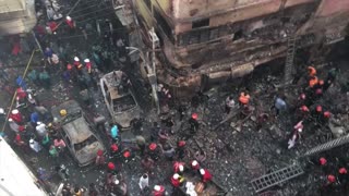 Un masivo incendio en la capital de Bangladesh deja al menos 70 muertos