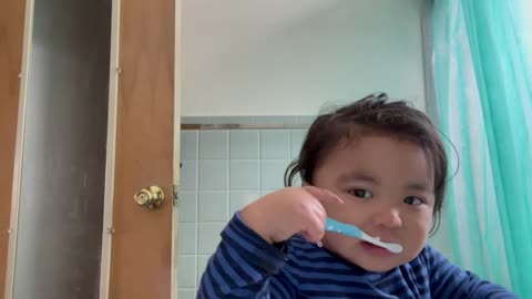 1yrs old kid brushing teeth by him self