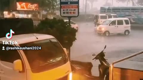 Strong wind in colombo #srilanka #marinedrive #rainyweather #nature #stormyday