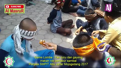 Game Lomba 17an lucu dan gayeng makan roti bertabur sambal Ponpes SMPIT Abu Ja'far Mojogedang 2017