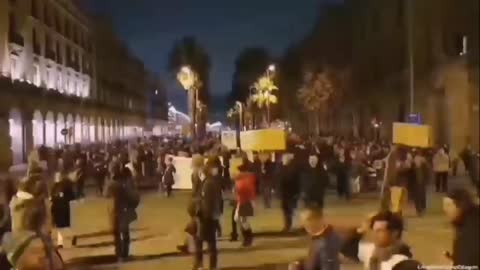 PROTESTAS MULTITUDINARIAS Barcelona España 18D apaga LA TELE