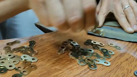 This is how you can make a motorcycle chain as a bracelet. (cadena de moto para pulsera)