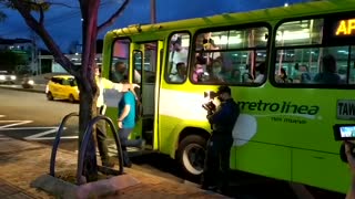 Policía de Tránsito refuerza operativos para evitar sobrecupos en los buses de Metrolínea