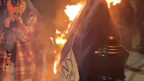 London: Protesters burn dummy of Boris Johnson at Million Mask March (Nov 5, 2021)