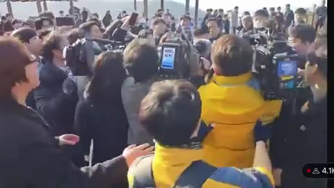 Footage showing the Stabbing Attack of Leader of the South Korea opposition chief ,Lee Jae-myung