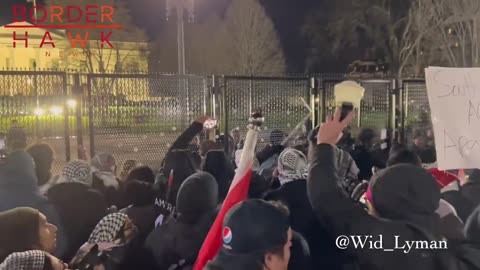 Anti-Zionist Protesters Riot Outside of White House, Scream 'Break it Down' and Try to Scale Fence