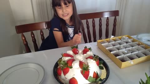 how to serve a strawberry cake? Como servir um bolo de morango ?