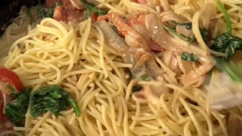 How to make creamy pasta with tomatoes, spinach and steak