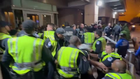 🚨 Video shows police attempting to remove pro-Palestine protesters from the DNC Headquarters
