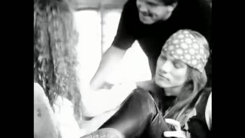 Guns N' Roses , Sweet Child O' Mine (Official Music Video)