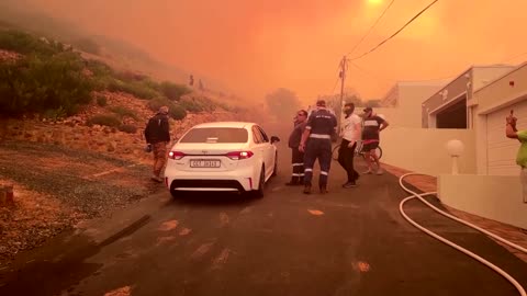 Bush fire nears homes in South Africa's Simon's Town