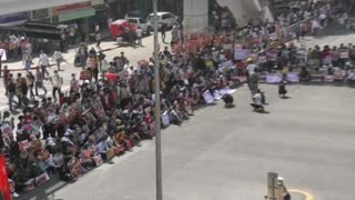 Myanmar: Protesters rally in Yangon despite a military build-up