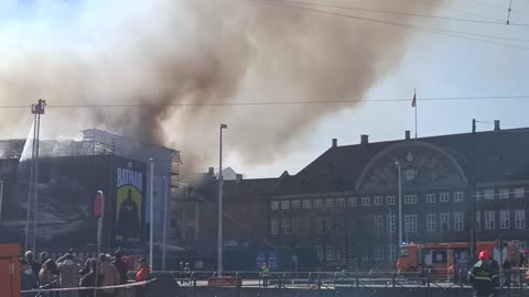 Espectacular incendio en edificio de la Bolsa de Copenhague